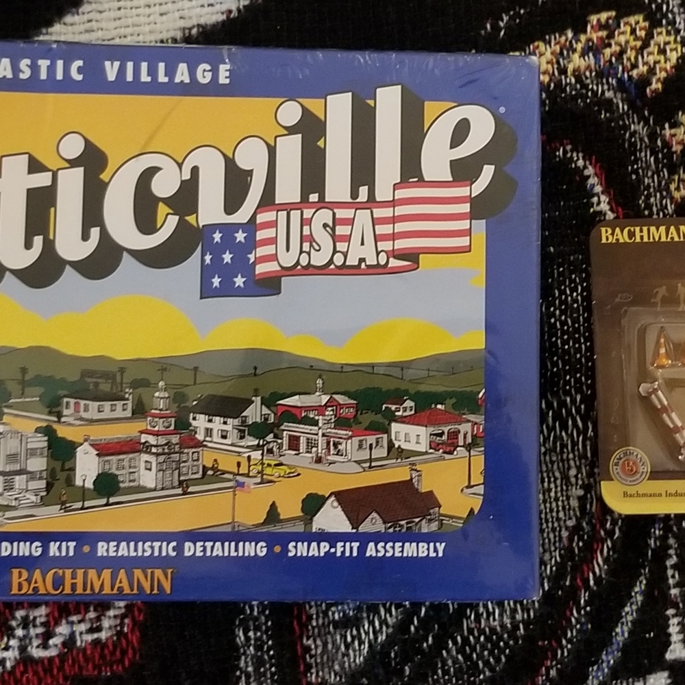 Lot of 2 Ho scale building and Accessories kit